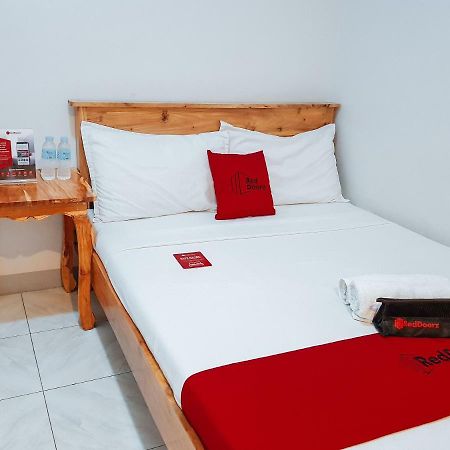 Reddoorz Near Ramiro Community Hospital Hotel Totolan Exterior photo