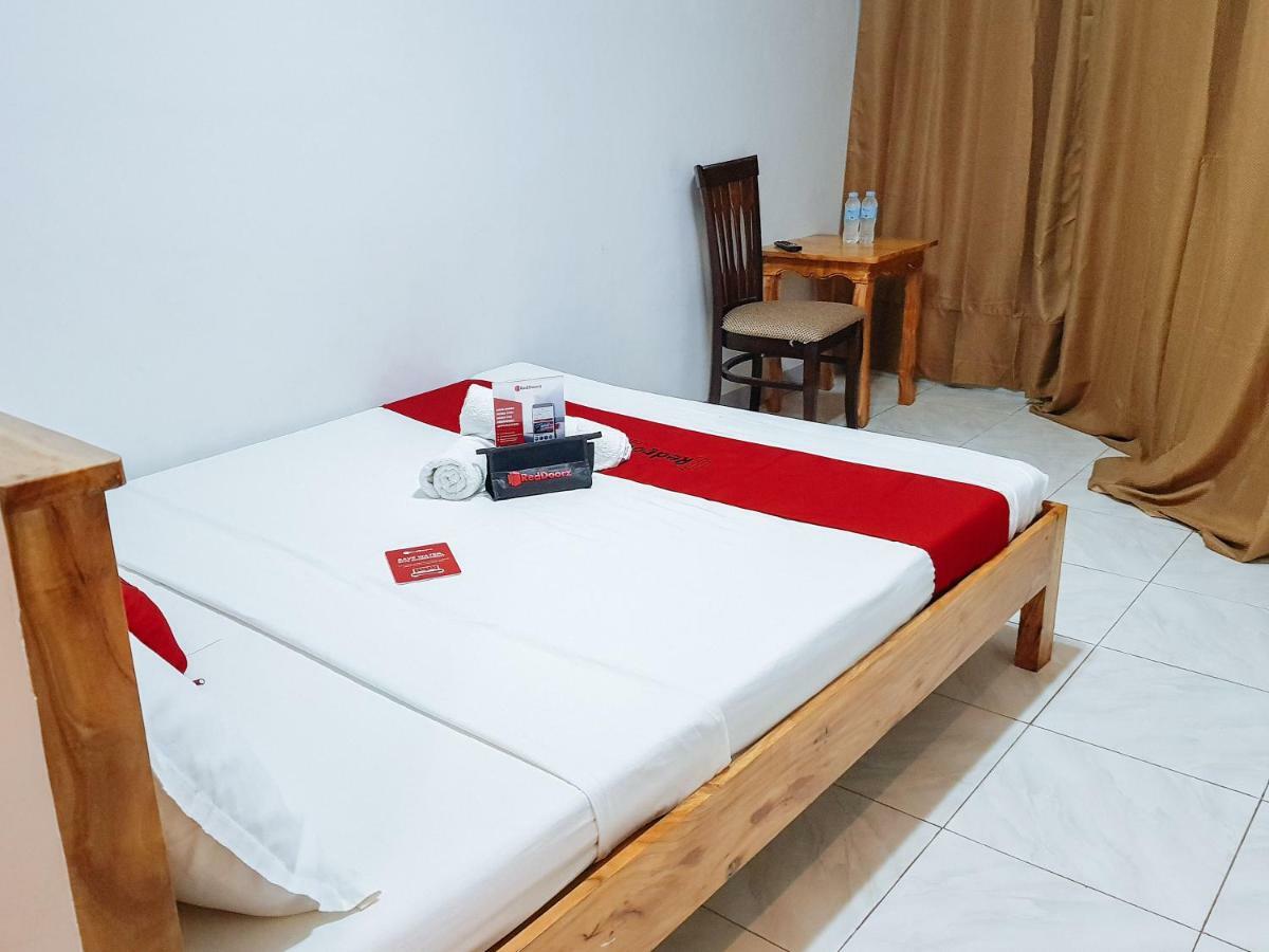 Reddoorz Near Ramiro Community Hospital Hotel Totolan Exterior photo