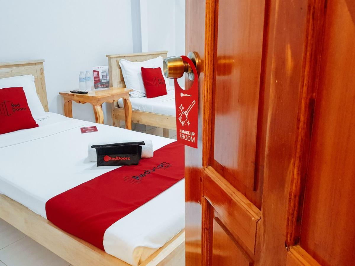 Reddoorz Near Ramiro Community Hospital Hotel Totolan Exterior photo