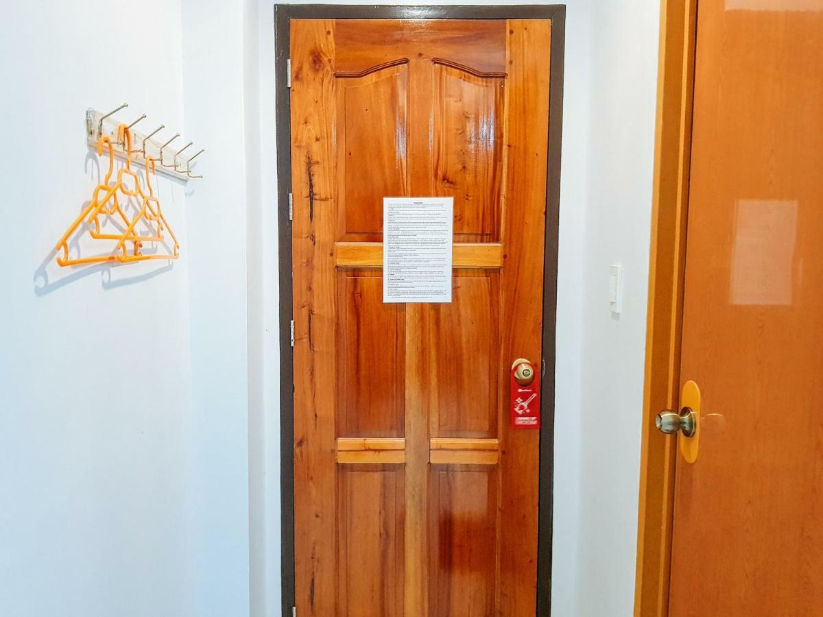 Reddoorz Near Ramiro Community Hospital Hotel Totolan Exterior photo
