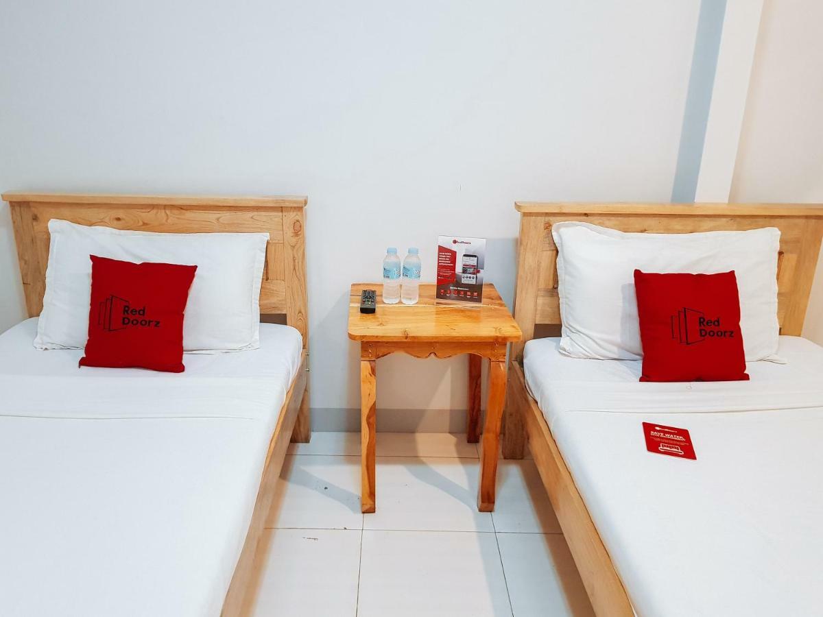 Reddoorz Near Ramiro Community Hospital Hotel Totolan Exterior photo